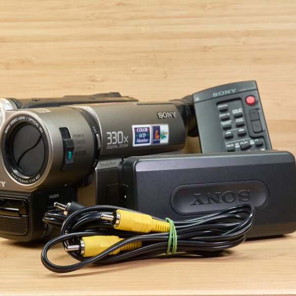 Vintage Sony Handycam DCR-TRV43 NTSC VideoHi8 Camcorder, Made in Japan - Picture 1 of 10